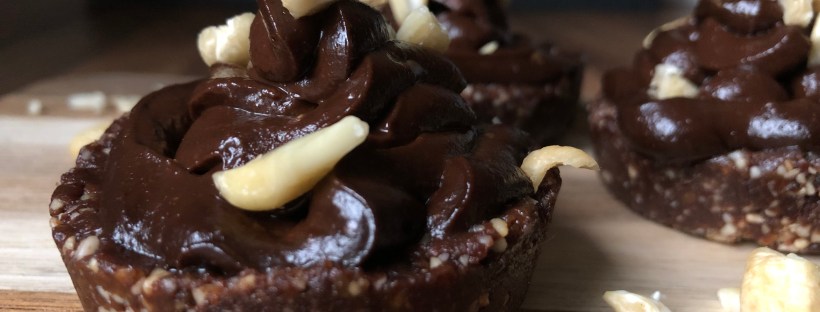 Brauniji ar avokādo šokolādes krēmu. Raw.