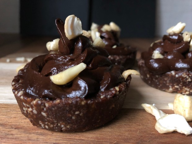 Brauniji ar avokādo šokolādes krēmu. Raw.