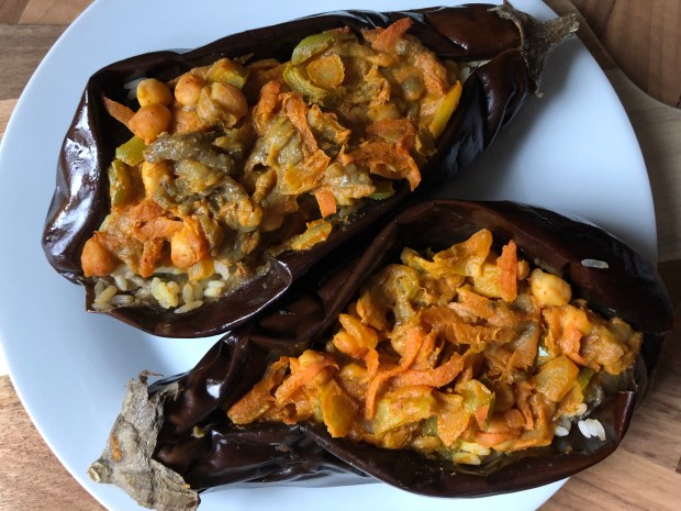 Pildīti baklažāni ar kariju un rīsiem