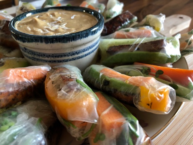 Pavasara rullīši ar dārzeņiem un tofu